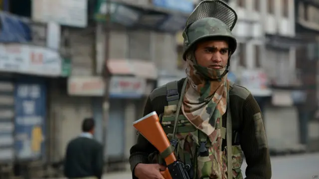 اس موقعے پر سڑکوں پر فوج کے جوان گشت کرتے رہے اور کاروبار زندگی بالکل مفلوج ہو کر رہ گیا۔