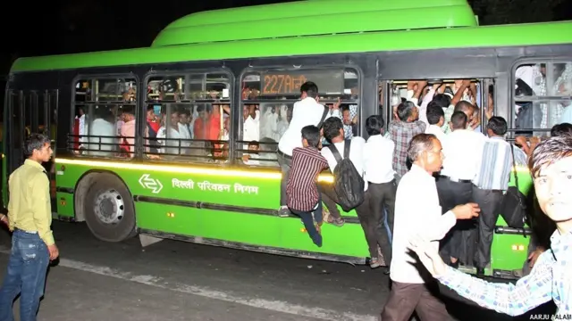 بڑے شہروں میں پبلک ٹرانسپورٹ کا نظام انتہائی اہمیت کا حامل ہے کیونکہ گھر سے دفتر اور دفتر سے گھر بڑی تعداد میں لوگوں کے روزانہ کے معمول کا حصہ ہیں۔ یہ تصویر کشمیری گیٹ بس اڈے کی ہے۔(تمام تصاویر آرزو عام کی ہیں)