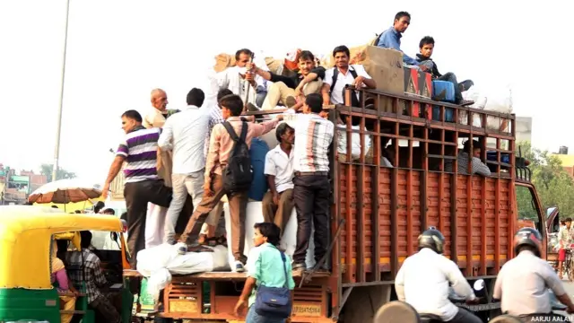 پبلک ٹرانسپورٹ میں صرف بسیں اور میٹرو ہی شامل نہیں بلکہ ضرورت کے مطابق دوسرے متبادل بھی ہیں۔ مشرقی دہلی کے کھجوری چوک کی اس تصویر میں ایک ٹرک کو سامان کے ساتھ عوام کو سفر کرتے بھی جا سکتا ہے۔ 