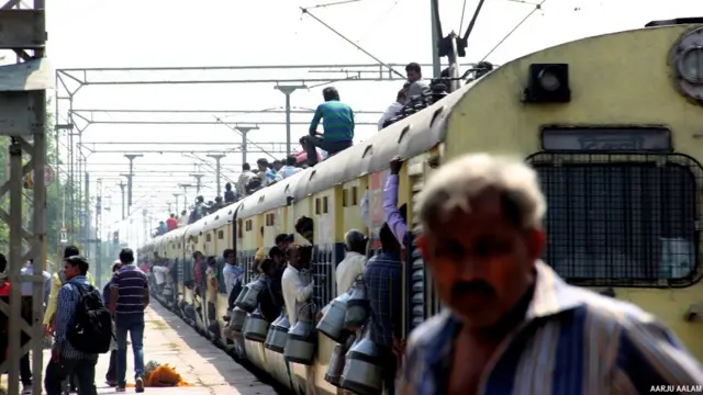 دہلی کے مرکز تک پہنچنے کے لیے ٹرین بھی ایک متبادل ہے۔ دہلی کے باہر کے لوگ روزانہ ایک دو گھنٹے کے سفر کے بعد یہاں آتے ہیں۔ دادری ریلوے سٹیشن سے روزانہ اس طرح رش والی ریل گاڑیاں گذرتی ہیں۔