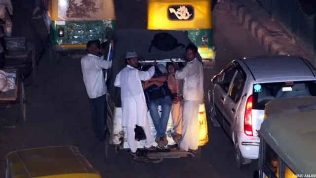 دہلی کے بعض علاقوں میں چھوٹی یا تین پہیوں والی گاڑیاں وکرم یا پھٹ پھٹ سیوا موجود ہیں۔ قانونی طور پر اس طرح بھری ہوئی گاڑیوں پر پابندی ہے تاہم درگاپور چوک پر ایک وکرم آٹو کا منظر آپ کے سامنے ہے۔