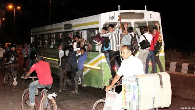 کچھا کھچ بھری بسوں سے واضح ہوتا ہے کہ مسافروں کی سہولتوں کے مطابق بپلک ٹرانسپورٹ کے ذرائع کم ہیں۔ دہلی کے عثمان پور پشتے سے گذرنے والی تقریباً تمام بسیں اسی طرح رش سے بھری نظر آتی ہیں۔