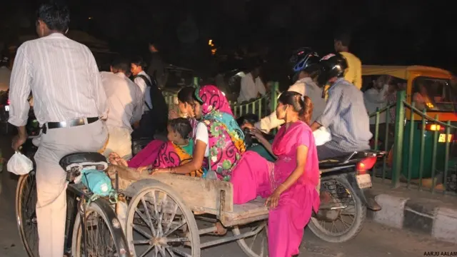 آبادی کے تناسب میں پبلک ٹرانسپورٹ نہ ہونا ایک مسئلہ ضرور ہے لیکن غریبوں کے لیے کچھ اور بھی متبادل ہیں۔ 