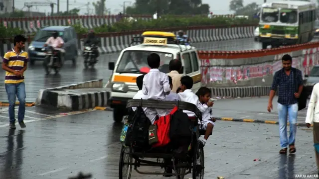 گنجائش سے زیادہ سواری اٹھانے میں سائیکل رکشے بھی کم نہیں۔ ویلکم میٹرو کے نزدیک کی اس تصویر میں رکشہ الٹی سمت میں جا رہا ہے۔