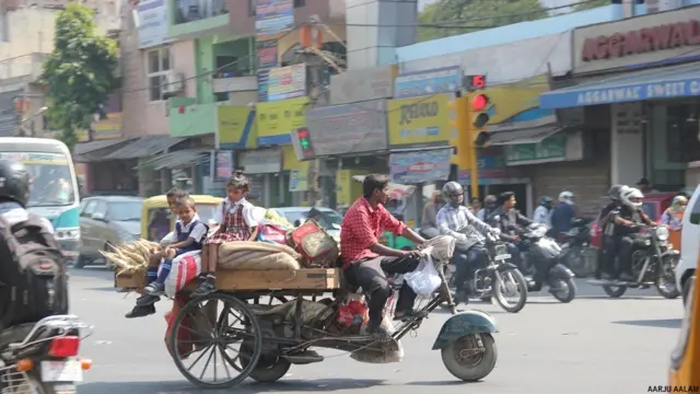 متبادل تو کئی ہیں لیکن کیا دہلی کی تیز دوڑتی سڑکوں پر ان سواریوں کی اجازت دی جا سکتی ہے۔ ہری نظر کی ریڈ لائٹ سے گذرنے والی یہ ریڑی سکول کے بچوں کو لیے جا رہی ہے۔