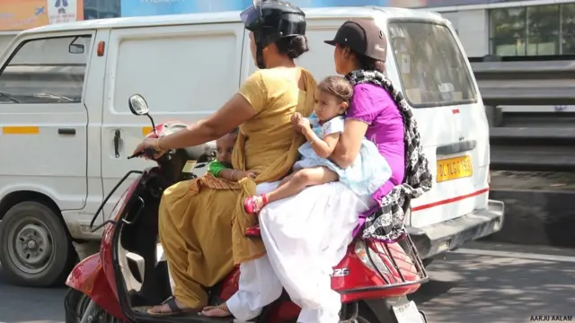 خواتین اب سکوٹی چلاتی نظر آتی ہیں۔ یہ تصویر دھولا کنواں پر لی گئی ہے۔