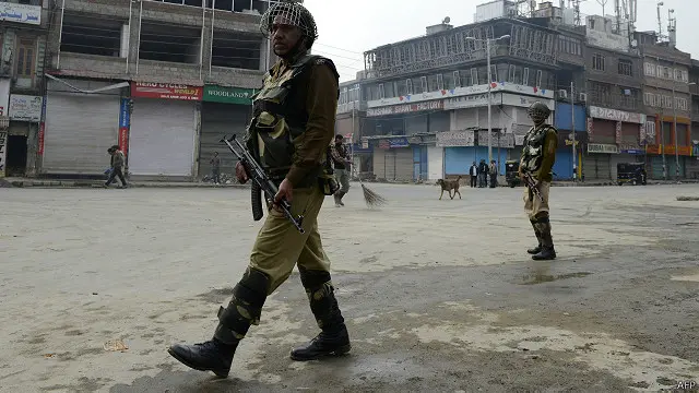 سماجی رضاکاروں اور سیاسی حلقوں کی جانب سے یہ مطالبہ زور پکڑ رہا ہے کہ آرمڈفورسز سپیشل پاورس ایکٹ یا افسپا کو شہری علاقوں سے ہٹایا جائے