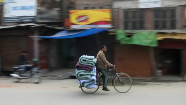 معمول کا کاروبار بند ہونے کی وجہ سے لوگوں کو شدید مشکلات کا سامنا کرنا پڑا۔