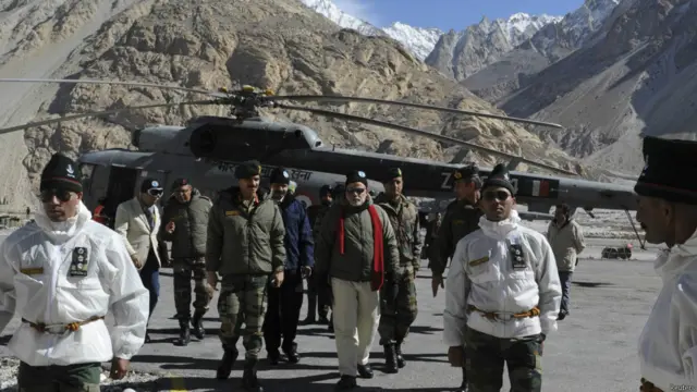 بھارتی وزیر اعظم نریندر مودی نے بدھ کو دنیا کے بلند ترین محاذ جنگ کہلانے والے سیاچین گلیشیئر کا دورہ کیا۔