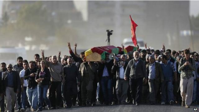 Warga Kurdi mengarak korban serangan ISIS ke pemakaman.