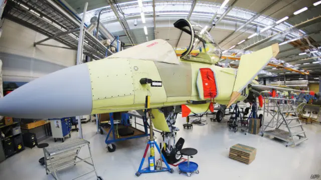 Сборка истребителя на заводе Saab Grisped