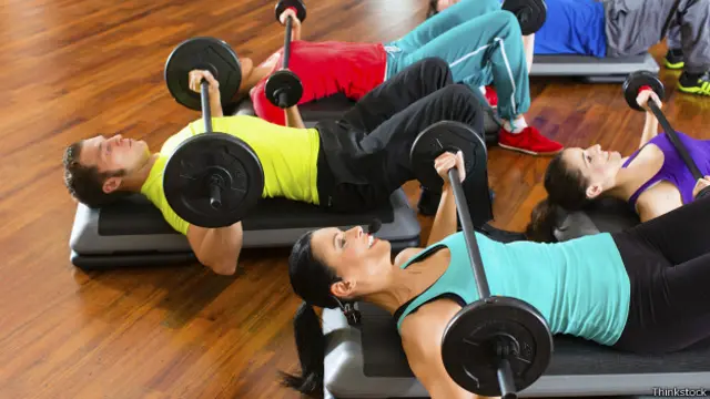 Hay personas que pueden pasar hasta cuatro y cinco horas al día en los gimnasios, aunque ellas suelen dedicar el tiempo a ejercicios individuales y no grupales, como en la foto.