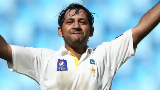 سرفراز احمد نے اپنی دوسری ٹیسٹ سنچری صرف 80 گیندوں پر مکمل کی جو ٹیسٹ کرکٹ میں پاکستان کی تیسری تیز ترین سنچری ہے