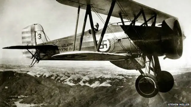 Avión con esvástica