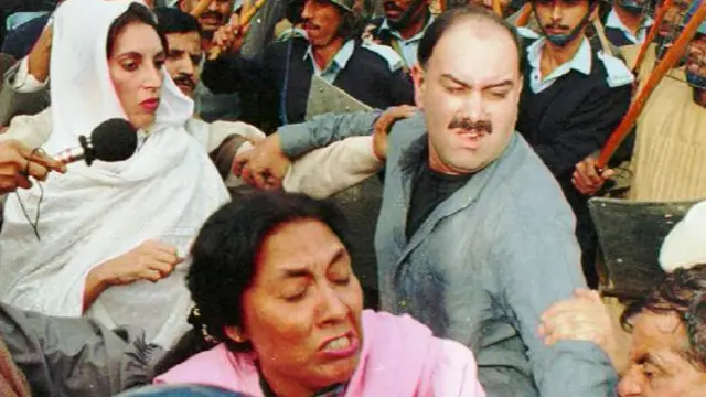 بے نظیر کے لانگ مارچ میں بھی ناہید خان بے نظیر بھٹو کے شانہ بشانہ تھیں