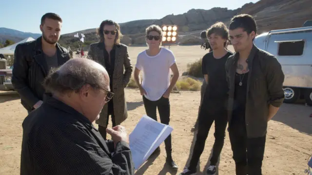 ون ڈائریکشن کے اراکین اپنے گانے ’سٹیل مائی گرل‘ کے لیے ڈینی ڈا ویٹو کے ساتھ لاس اینجلیس میں