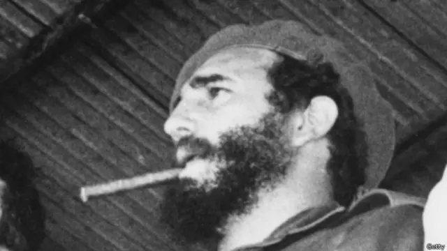 Fidel Castro fumando un habano