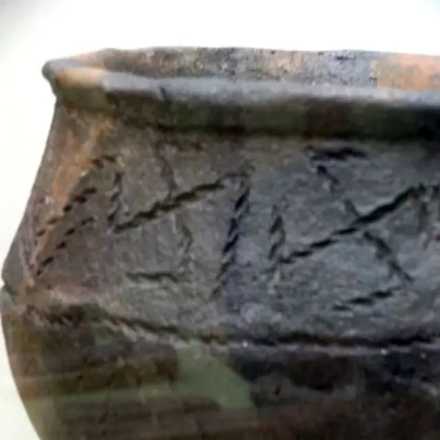 Орнамент со свастиками на глиняном горшке