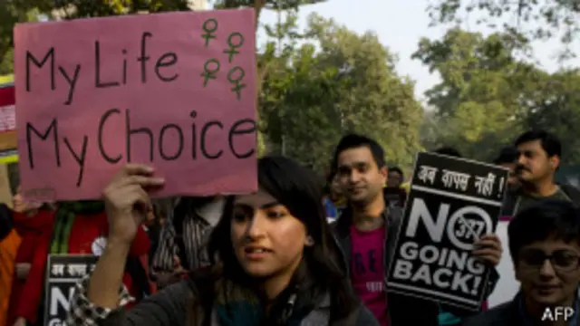 समलैंगिक अधिकारों के लिए मांग करते प्रदर्शनकारी.