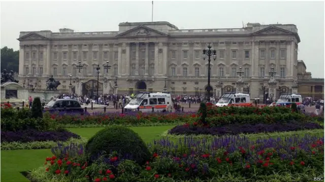 这名警官因为在白金汉宫内私藏弹药正在接受警察盘问