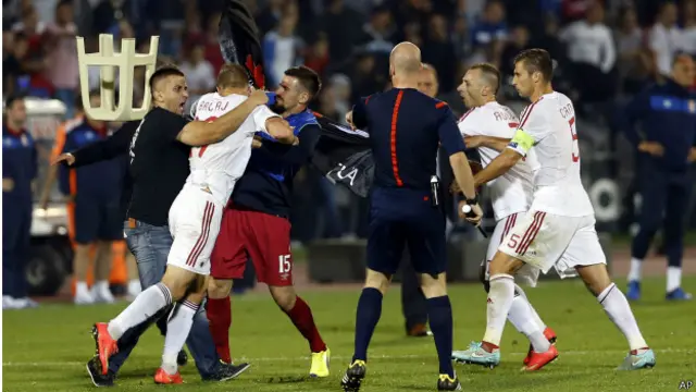 Pemain kedua kesebelasan baku hantam, disusul serbuan penonton ke lapangan. 