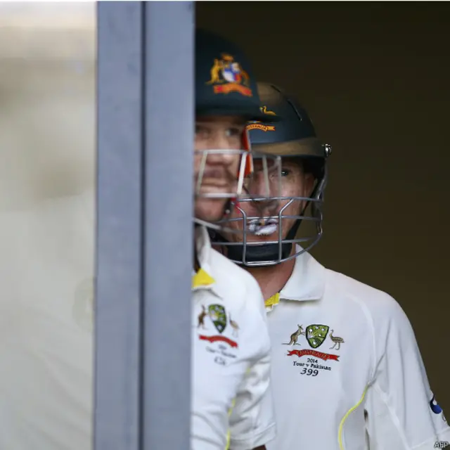 جمعے کو کھیل کے آغاز پر آسٹریلیا کی جانب سے افتتاحی بلے بازوں ڈیوڈ وارنر اور کرس راجرز نے 113 رنز سے اننگز دوبارہ شروع کی۔