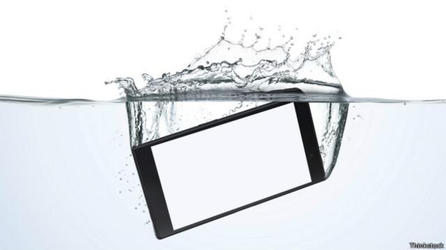 Teléfono inteligente en agua
