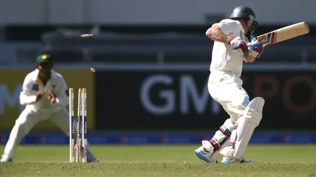 آسٹریلیا کی پانچویں وکٹ کھانے کے وقفے کے فوراً بعد گری جب یاسر شاہ نے ہی سنچری بنانے والے ڈیوڈ وارنر کو بولڈ کر دیا۔ یہ گیند آف سٹمپ کے باہر گرنے کے بعد اتنی زیادہ سپن ہوئی کہ وارنر دیکھتے ہی رہ گئے۔