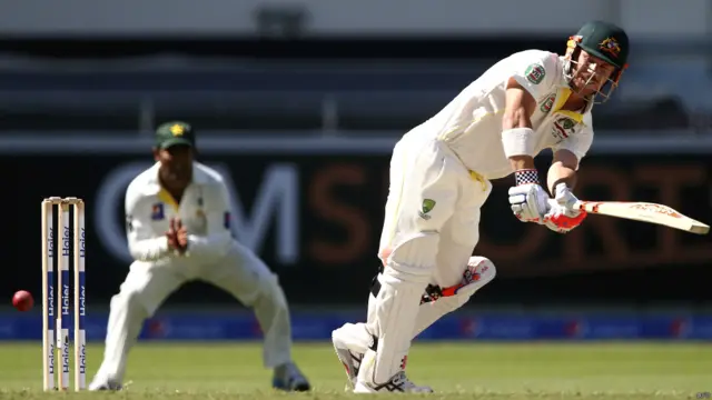 فاسٹ بولر راحت علی نے راجرز کو بولڈ کر کے پاکستان کو پہلی کامیابی دلوا دی، راجرز نے 38 رنز بنائے۔