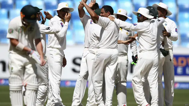 سمتھ اور وارنر کے درمیان چوتھی وکٹ کے لیے 48 رنز کی شراکت ہوئی جس کا خاتمہ اپنا پہلا ٹیسٹ کھیلنے والے سپنر یاسر شاہ نے کیا۔ سمتھ نے 22 رنز بنائے اور وہ یاسر کی پہلی ٹیسٹ وکٹ بنے۔