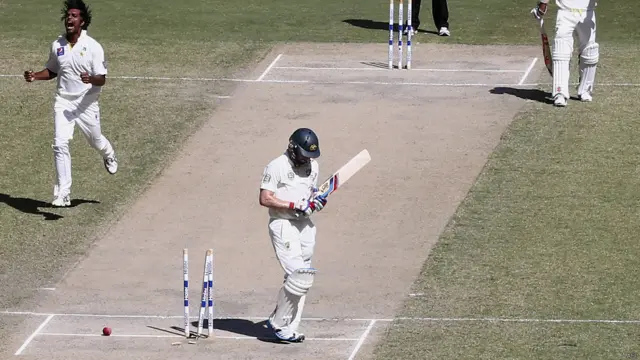 دبئی میں پہلے ٹیسٹ میچ کے تیسرے دن پاکستان کے 454 رنز کے جواب میں آسٹریلیا نے اپنی پہلی اننگز میں اب سے کچھ دیر قبل چھ وکٹوں پر 257 رنز بنا لیے ہیں۔