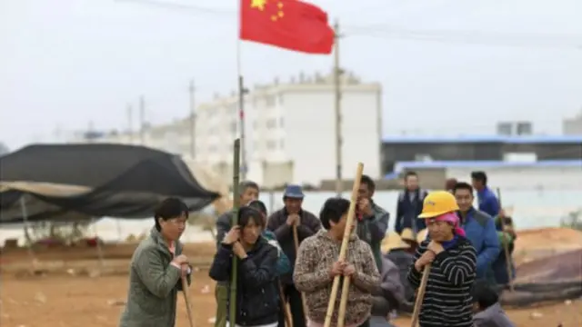 云南晋宁富有村村民在村口戒备