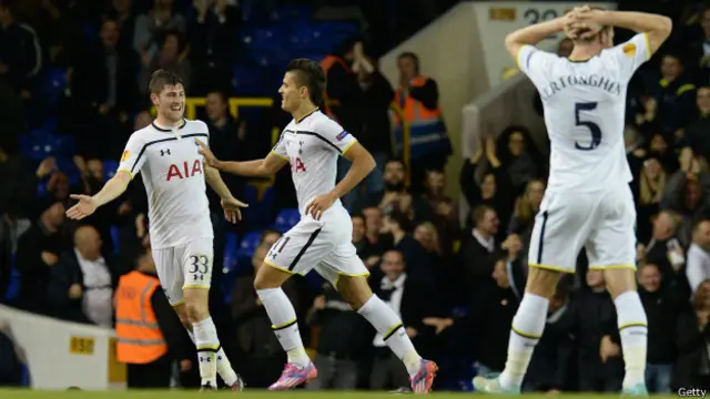 Los compañeros de Lamela fueron testigos del golazo del argentino. El belga Jan Vertonghen se llevó las manos a la cabeza.