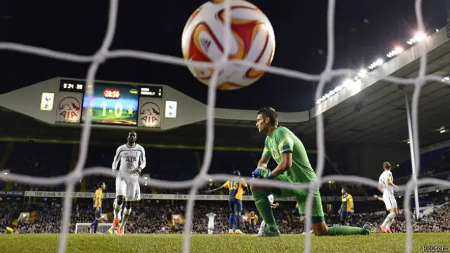 El balón entra la portería ante la reacción impotente del portero elovaco Tomas Kosicky.