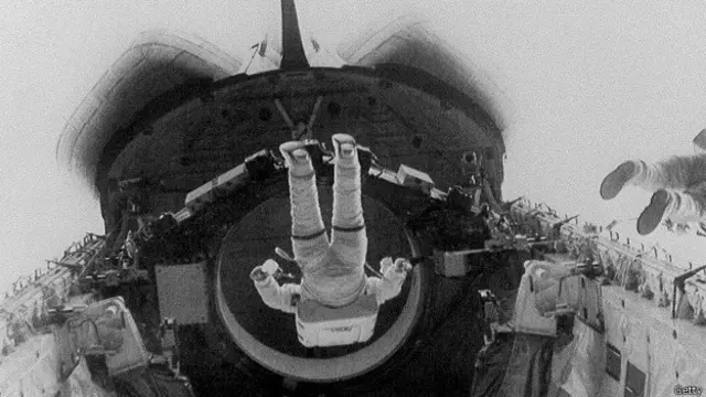 Астронавт шаттла Стори Макгрейв в открытом космосе