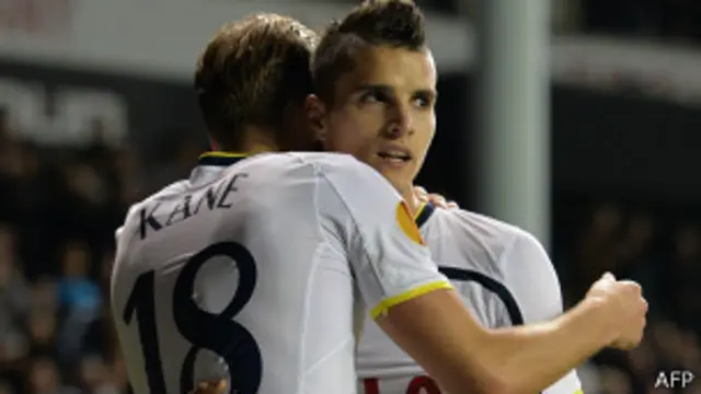 Lamela es felicitado por Harry Keane, quien pese a anotar tres goles, quedó a la sombra de la rabona del argentino.