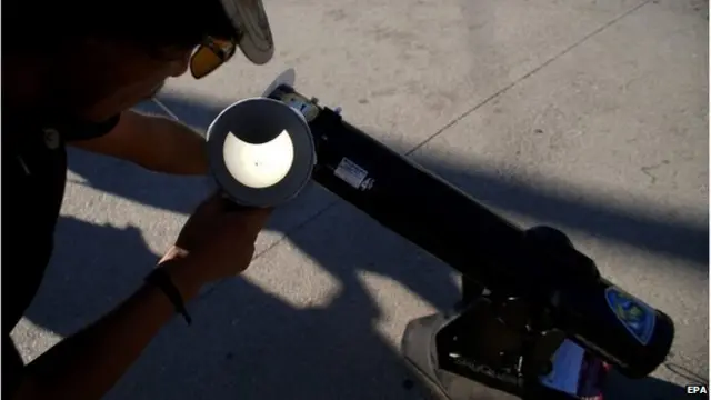 Meksika'da güneş tutulmasını projeksiyon yöntemiyle izleyenler