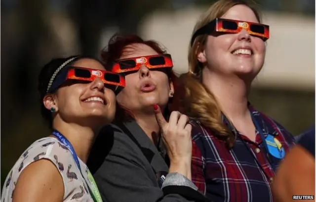 California'nın San Diego kentinde koruyucu gözlüklerini takmış, manzaranın tadını çıkaranlar