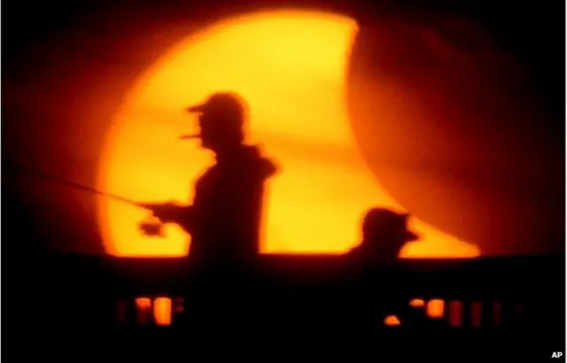 Batan güneş tutulurken, Floridalı balıkçılar da şanslarını deniyor