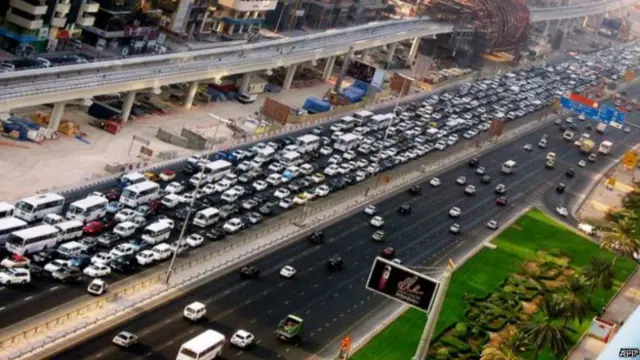 زحام سيارات في أحد شوارع دبي