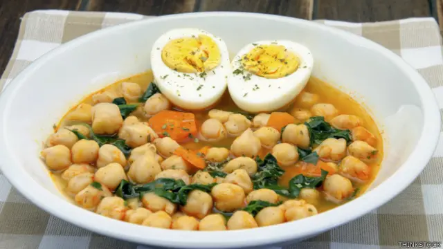 Plato de garbanzos con espinaca