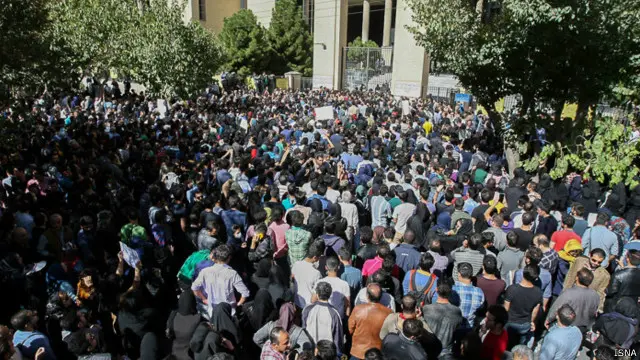 عکسی از تجمع روز چهارشنبه مردم اصفهان در اعتراض به اسیدپاشی‌ها