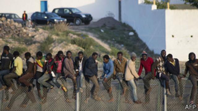 Migrantes en la valla de Melilla
