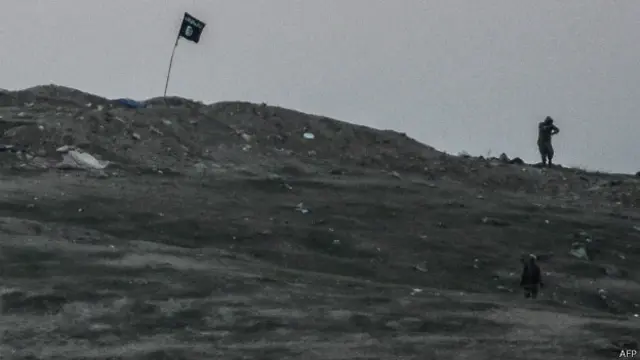 Militantes do EI numa colina perto de Kobani