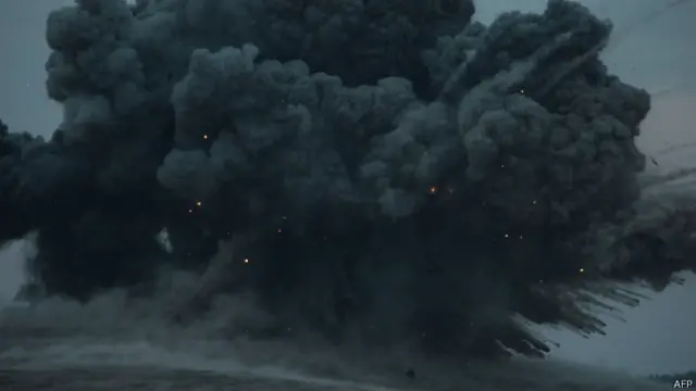 Militante pode ser visto em meio à explosão