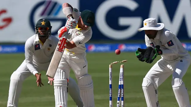 دبئی ٹیسٹ کے تیسرے دن پاکستانی ٹیم کھیل کے پہلے ہی سیشن میں چار وکٹیں حاصل کر کے حاوی ہوگئی