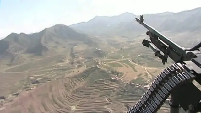 انتظامیہ کے عہدیدار، تحصیلدار اور دیگر عملہ لاشیں جمرود میں شاہ کس کے مقام پر لیویز سینٹر میں پہنچا رہے ہیں جہاں ان کی شناخت کی جائے گی