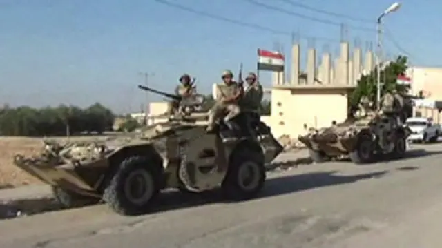 يمشط الجيش المصري منطقة الشيخ زويد شمال سيناء بحثا عن المسلحين، الذين قتلوا 31 جنديا مصريا.