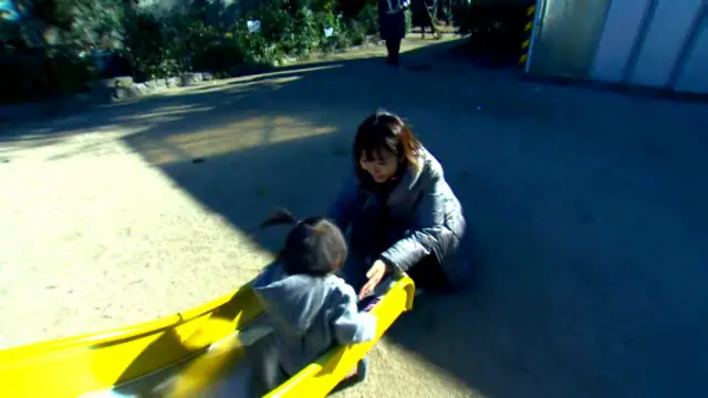 Perdana Menteri Shinzo Abe ingin membujuk kaum ibu untuk melanjutkan karier mereka setelah melahirkan.