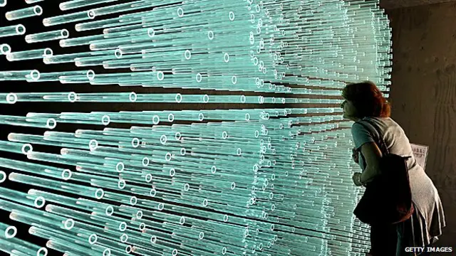 Intalación artística con tubos de Solyndra